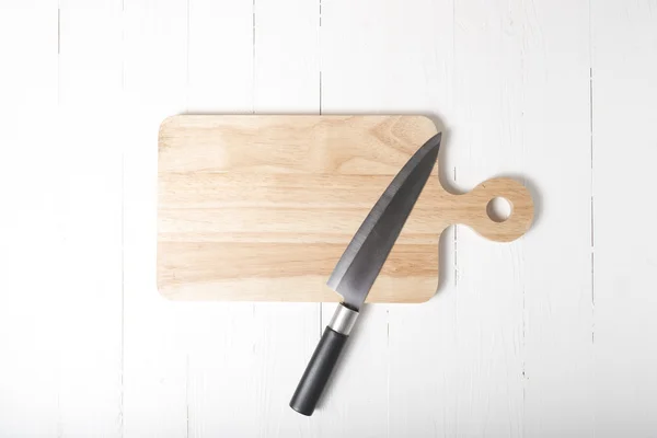 Cuchillo de cocina sobre tabla de cortar —  Fotos de Stock