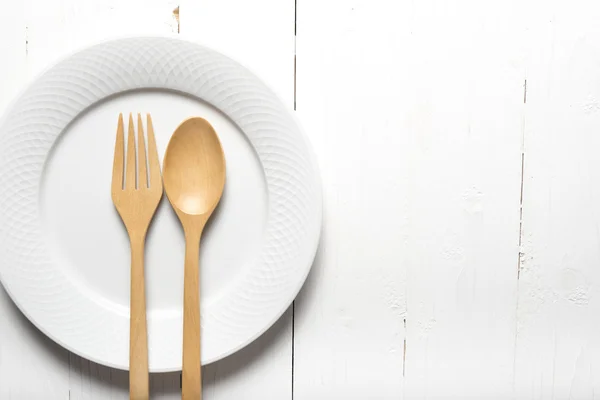 Trä sked och gaffel med maträtt — Stockfoto