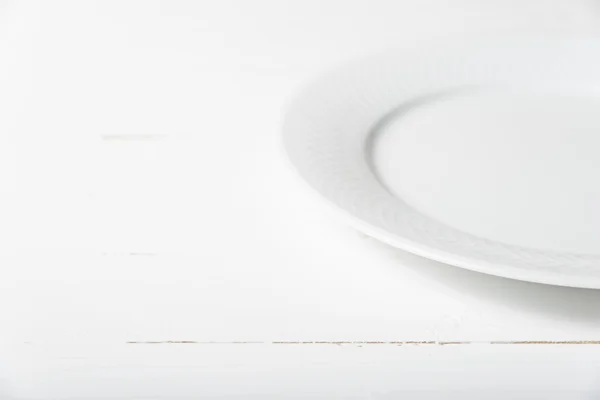 Пустое блюдо поверх белого — стоковое фото