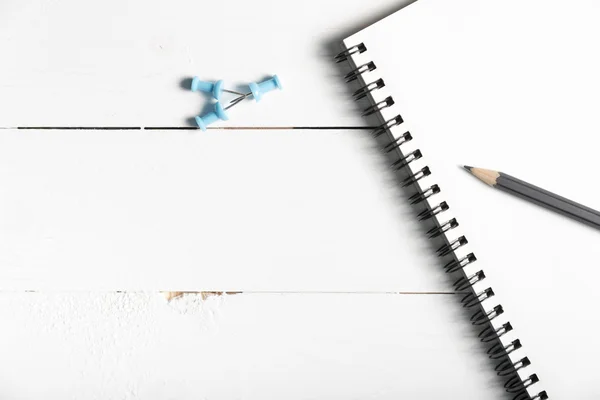 Ceruza és a Jegyzettömbben nyomja pólusú — Stock Fotó