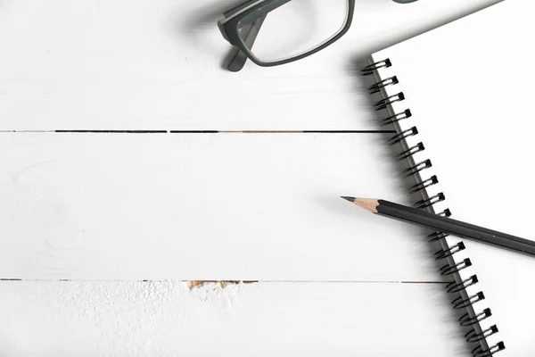 Penna och anteckningsblock med glasögon — Stockfoto