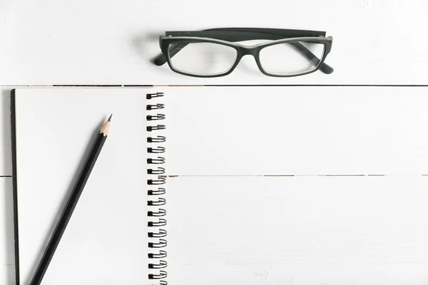 Lápiz y bloc de notas con anteojos —  Fotos de Stock
