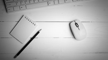 Not defteri ve bilgisayar siyah ve beyaz renk stili