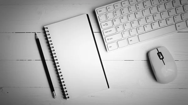 Блокнот и компьютер черно-белый стиль цвета — стоковое фото