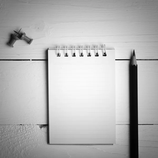 Notatnik i ołówek styl czarno-białe — Zdjęcie stockowe