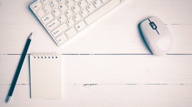 Not defteri ve bilgisayar vintage tarzı