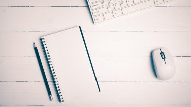 Not defteri ve bilgisayar vintage tarzı