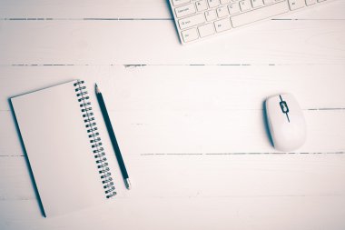 Not defteri ve bilgisayar vintage tarzı