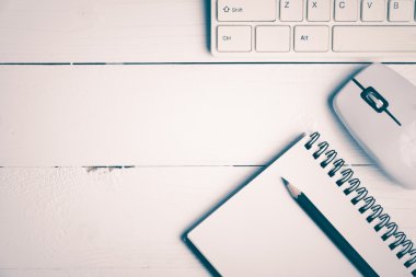 Not defteri ve bilgisayar vintage tarzı