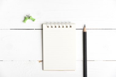 Not defteri ve kalem.