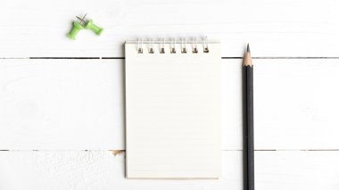 Not defteri ve kalem.