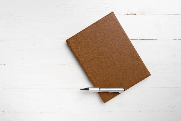 Quaderno e penna marrone — Foto Stock