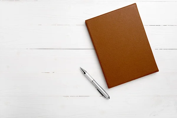 Kahverengi defter ve kalem — Stok fotoğraf
