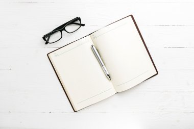 açık defter kalem ile