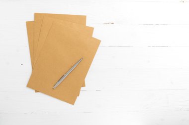 kahverengi kağıt kalem ile