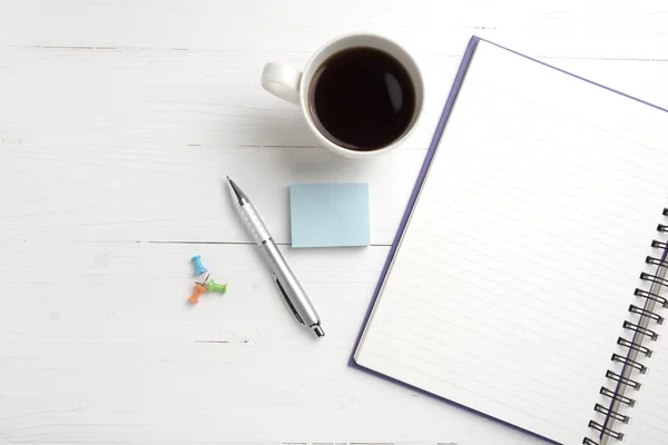 Kladblok en koffie beker — Stockfoto