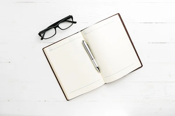 Caderno aberto com caneta — Fotografia de Stock