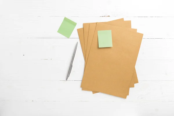 Braunes Papier mit klebriger Note — Stockfoto