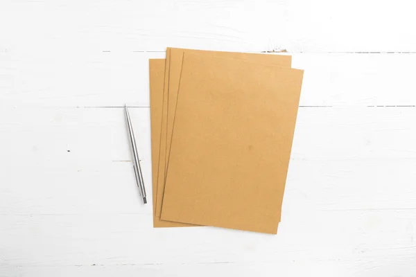 Braunes Papier mit Stift — Stockfoto