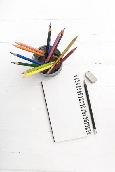 Kladblok met kleur potlood — Stockfoto