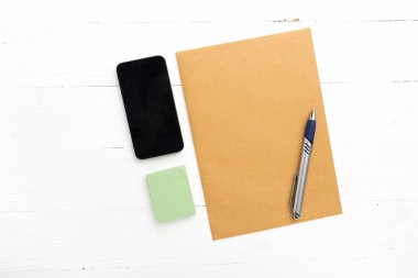 kahverengi kağıt ve akıllı telefon