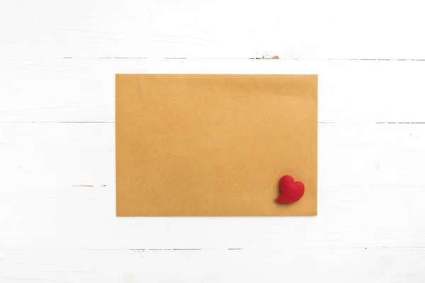 Cuore su carta marrone — Foto Stock