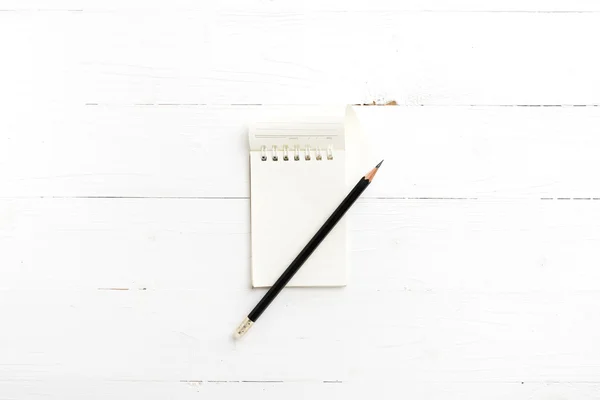 Anteckningsblock med skrynkligt papper och penna — Stockfoto