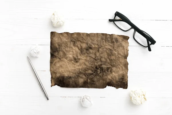 Brûler du papier brun et du papier froissé — Photo
