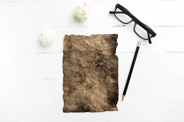 Yanan kahverengi kağıt ve buruşuk kağıt — Stok fotoğraf