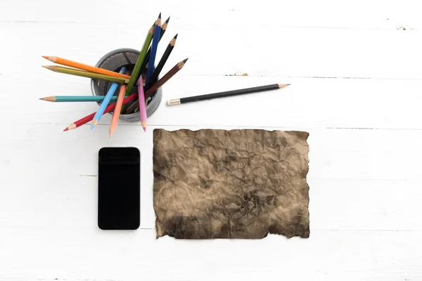 Quema de paer marrón con teléfono inteligente y lápiz — Foto de Stock