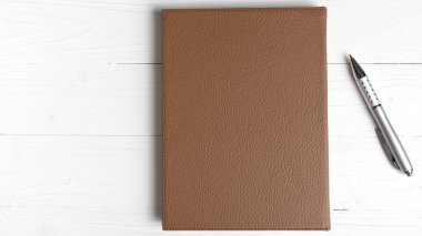 kahverengi defter ve kalem