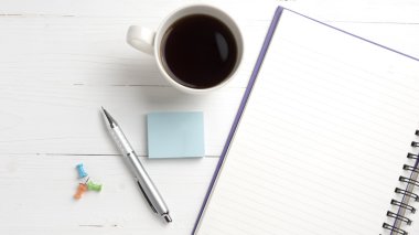 Not defteri ve kahve Kupası