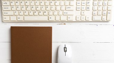 bilgisayar ve ofis malzemeleri ile kahverengi defter