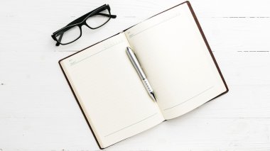 açık defter kalem ile