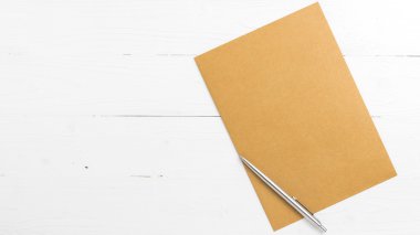 kahverengi kağıt kalem ile