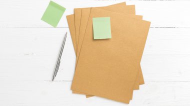 Yapışkan notu ile kahverengi kağıt