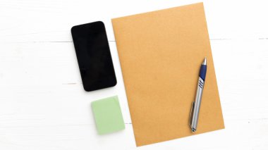 kahverengi kağıt ve akıllı telefon