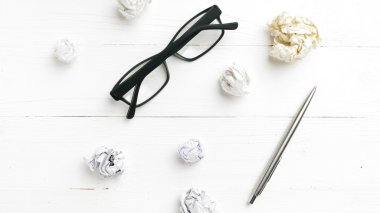 buruşuk kağıt ve kalem ile gözlük