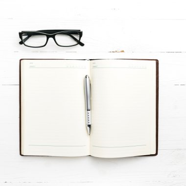 açık defter kalem ile