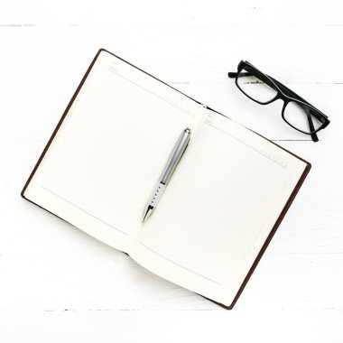 açık defter kalem ile