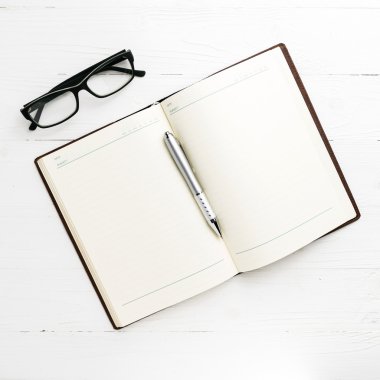 açık defter kalem ile