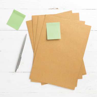 Yapışkan notu ile kahverengi kağıt