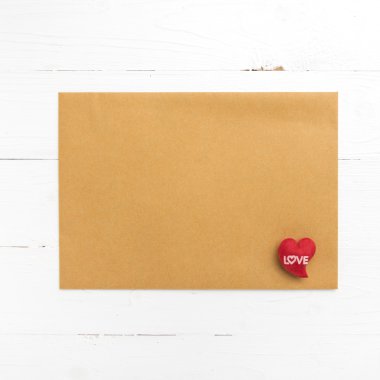 kahverengi kağıt üzerinde kalp