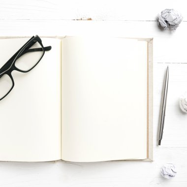 Kış manzarası içinde bir kadın portresi