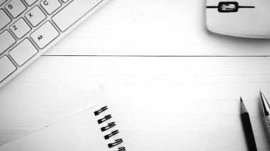 bilgisayar ve siyah ve beyaz kalem stilini ile not etmek