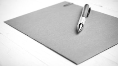 kağıt kalem siyah ve beyaz renk stili ile