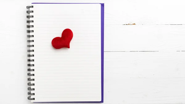 Red heart on notepad — Stock Photo, Image