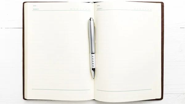 Öppna anteckningsbok med penna — Stockfoto