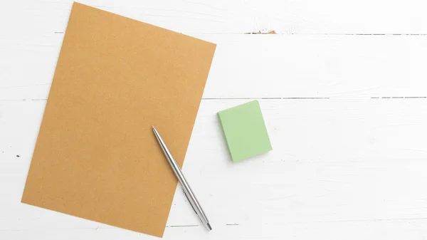 Bruine papieren met sticky note — Stockfoto