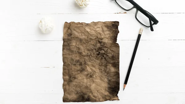 Brûler du papier brun et du papier froissé — Photo